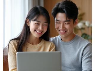 화면에 투자 포트폴리오 차트가 보이는 노트북 앞에서 웃고 있는 커플